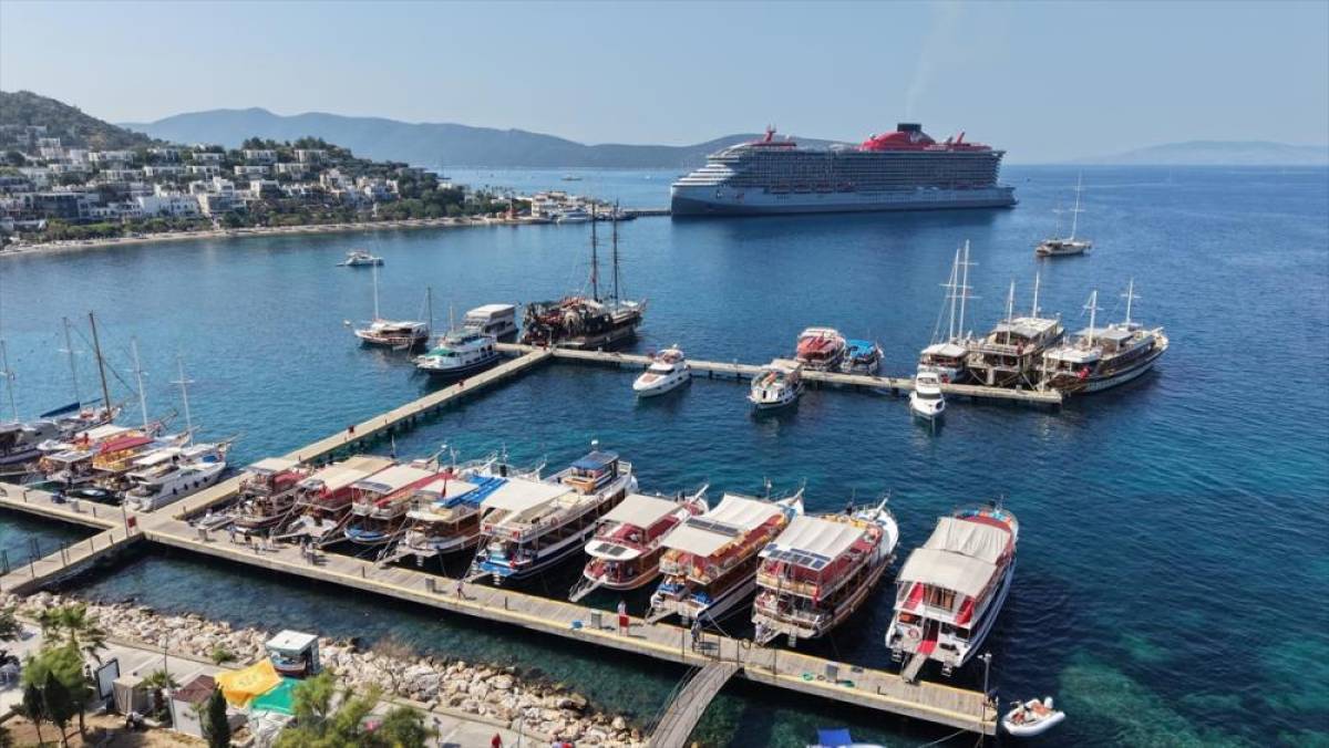 Bodrum'a "Scarlet Lady" kruvaziyeriyle 2 bin 521 turist geldi