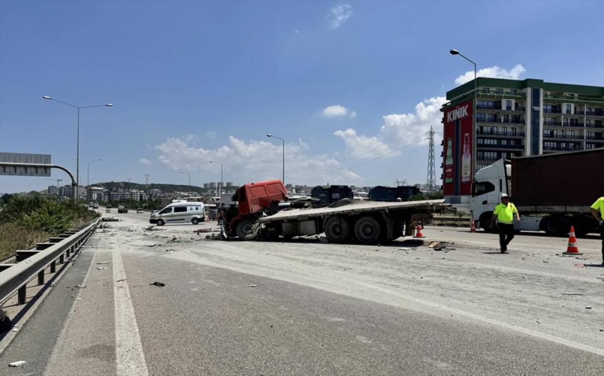 G&Uuml;NCELLEME - Bursa'da 3 araca ve bariyere &ccedil;arpan kamyonun s&uuml;r&uuml;c&uuml;s&uuml; &ouml;ld&uuml;