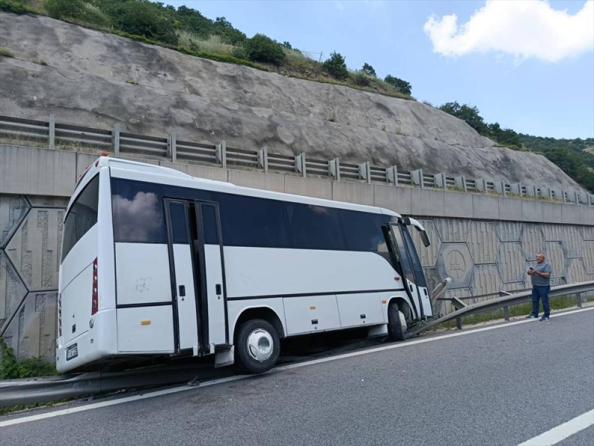 Bilecik'te tıra &ccedil;arpan midib&uuml;steki 12 kişi yaralandı