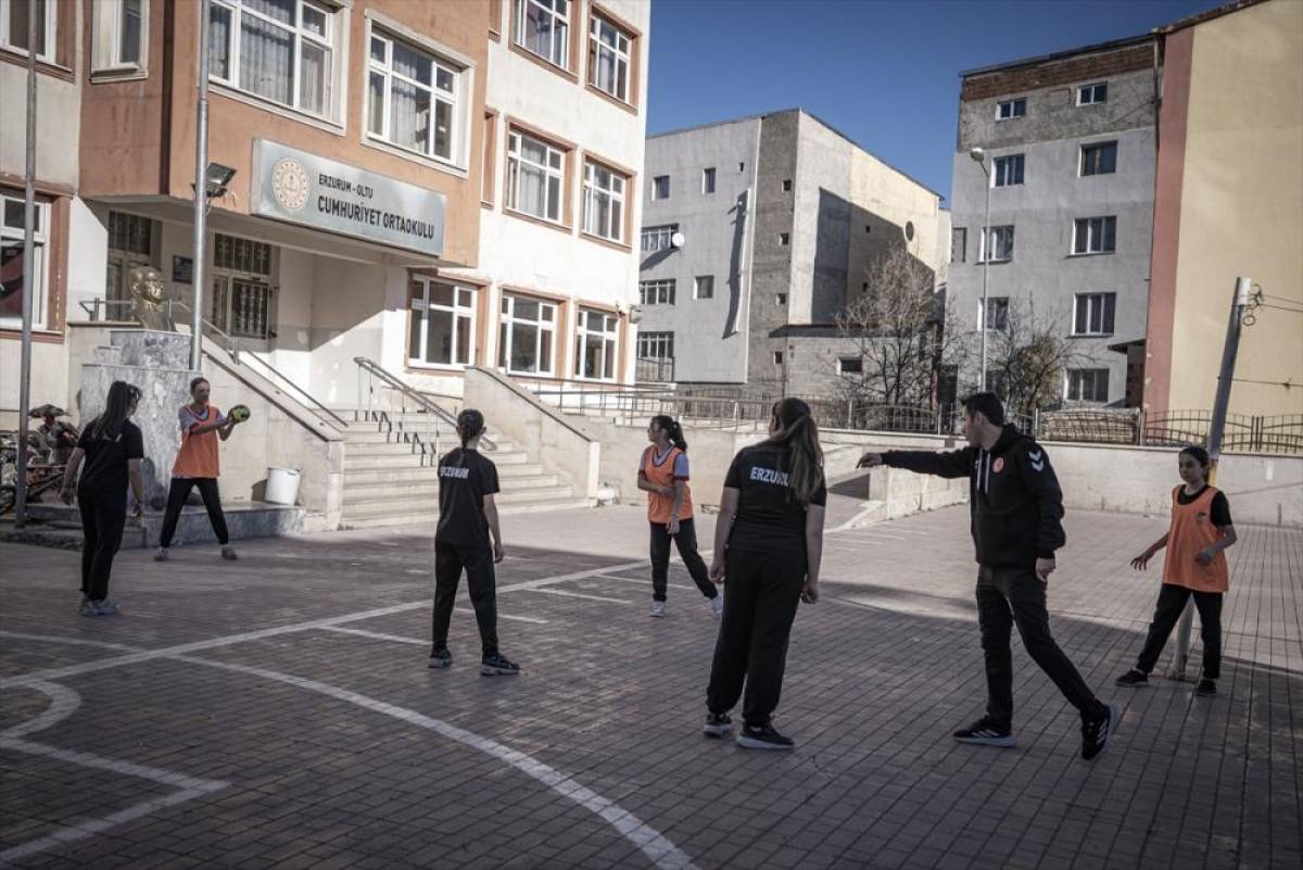 Parke taşında hentbol oynamaya başlayan Oltulu kızlar lisanslı sporcu oldu