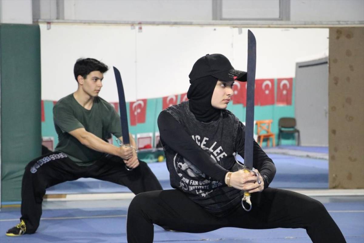 İlk dünya şampiyonasında 3 madalya kazanan milli wushucu, yeni başarılara odaklandı