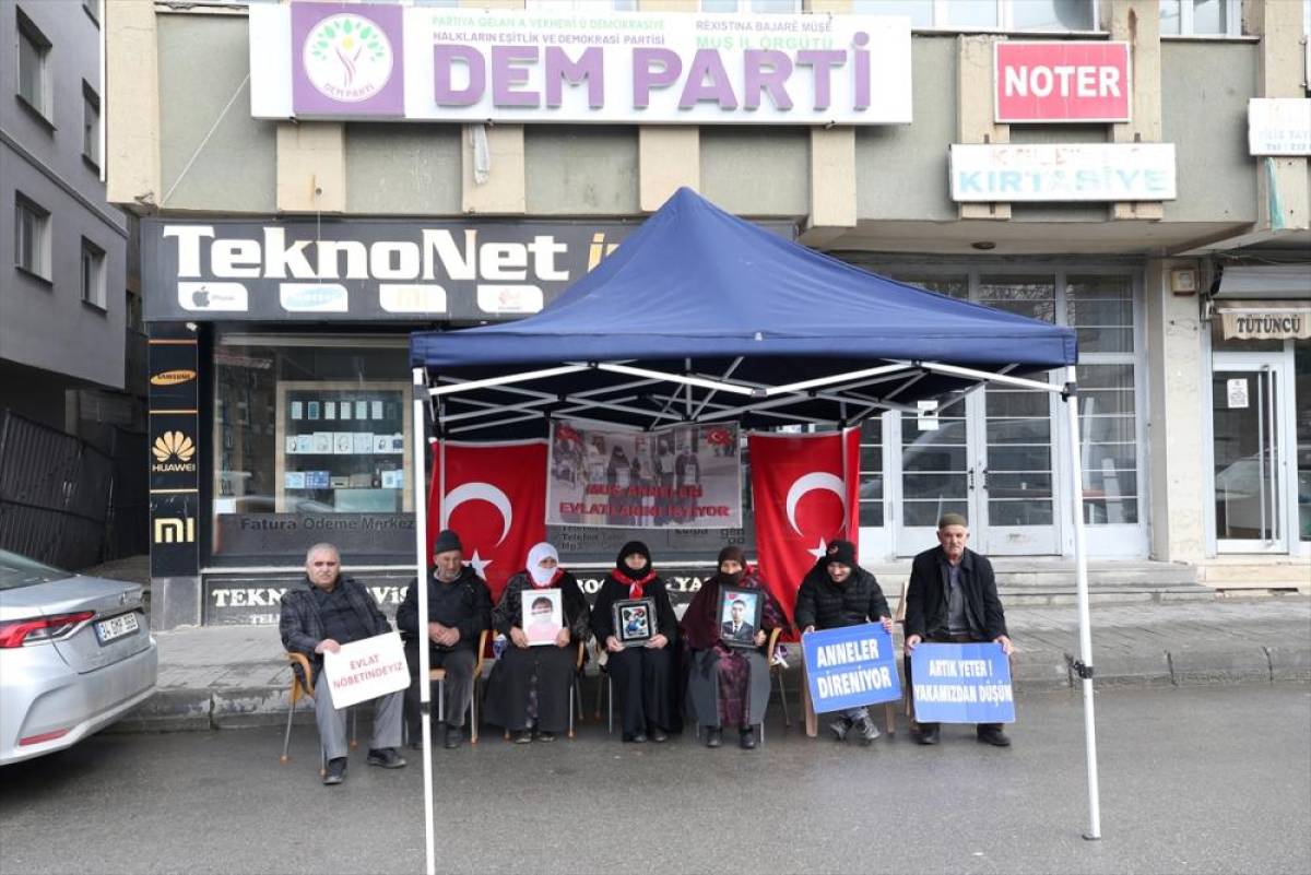 Muş'ta evlatlarına kavuşmak isteyen aileler, DEM Parti &ouml;n&uuml;ndeki eylemlerini s&uuml;rd&uuml;rd&uuml;