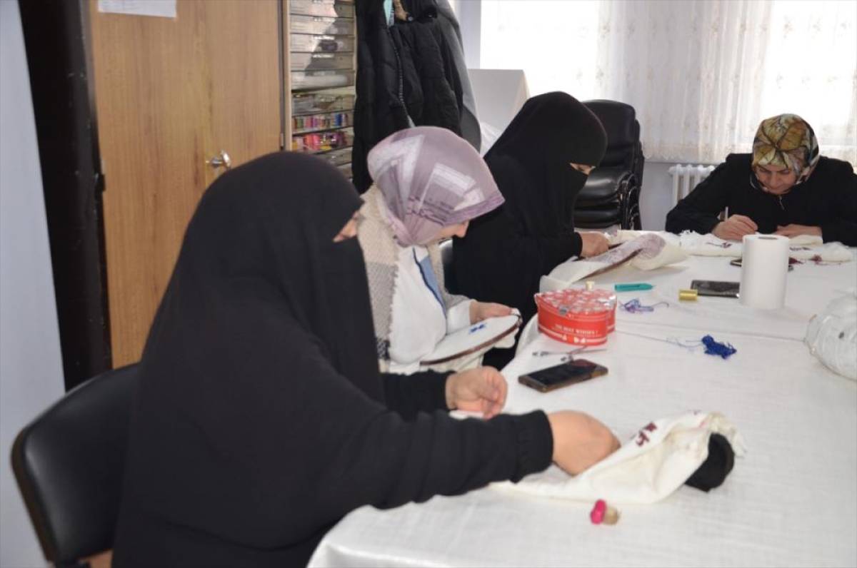 Muş'ta kurslara katılan kadınlar meslek &ouml;ğreniyor