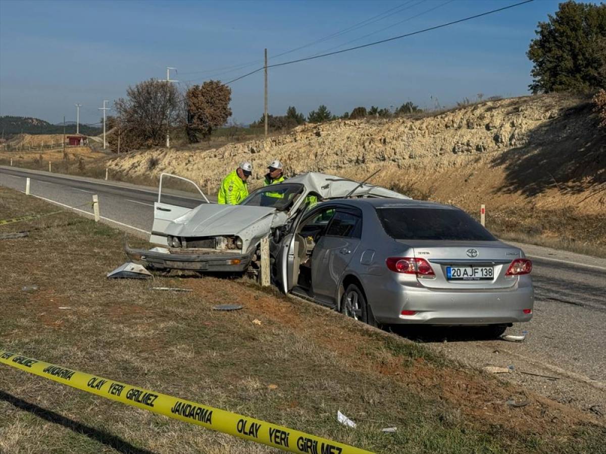 Uşak'ta iki otomobilin &ccedil;arpıştığı kazada yaşlı &ccedil;ift &ouml;ld&uuml;