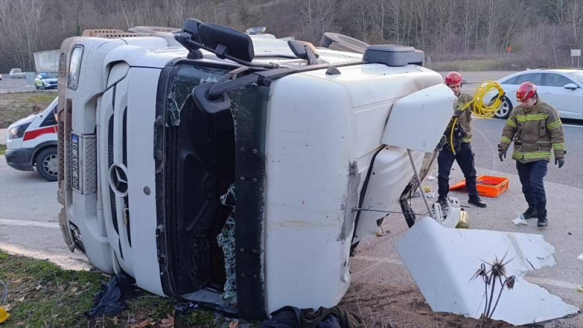 Bursa'da devrilen beton mikserinin s&uuml;r&uuml;c&uuml;s&uuml; ağır yaralandı