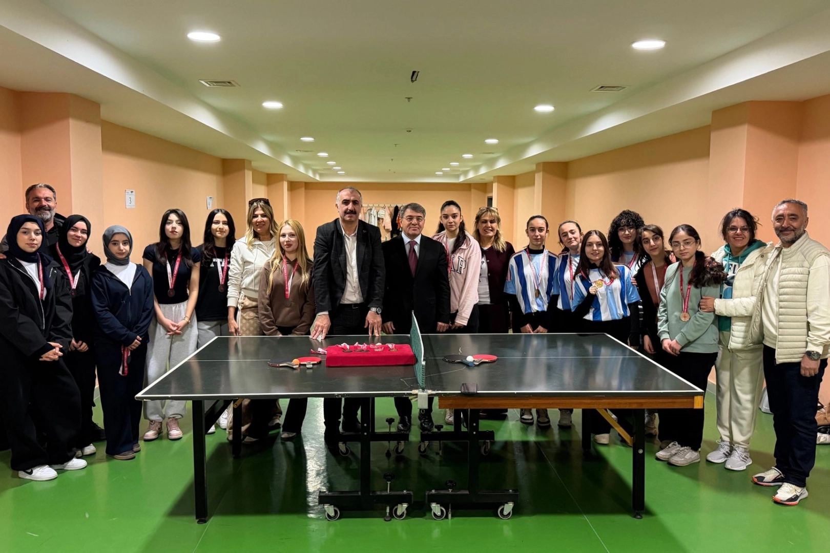 Bursa Mudanya'da masa tenisinde şampiyon Ahmet R&uuml;şt&uuml; Anadolu Lisesi