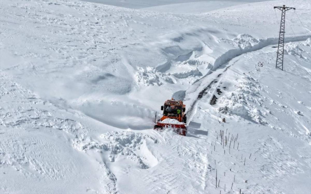 Van'da ekipler kapalı yolları a&ccedil;mak i&ccedil;in metrelerce karla m&uuml;cadele ediyor