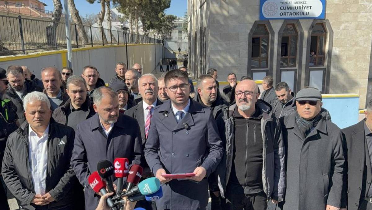 Yozgat'ta ortaokul m&uuml;d&uuml;r&uuml;n&uuml;n darbedilmesi protesto edildi