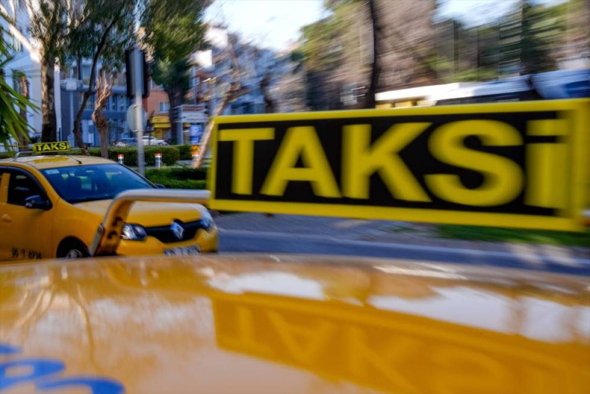 İzmir'de &ouml;ld&uuml;r&uuml;len taksici son yolculuğuna uğurlandı