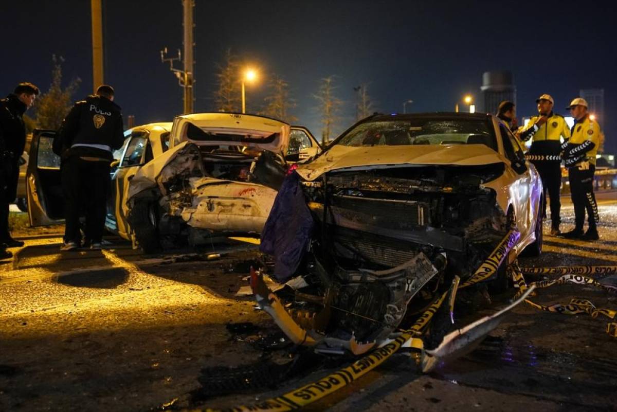 Ataşehir'de emniyet şeridinde aracından inen s&uuml;r&uuml;c&uuml; otomobilin &ccedil;arpması sonucu hayatını kaybetti