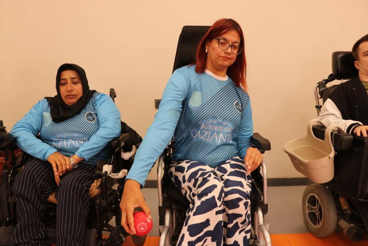 Boccia branşında T&uuml;rkiye &uuml;&ccedil;&uuml;nc&uuml;s&uuml; Mehtap'ın hedefi milli forma giymek: