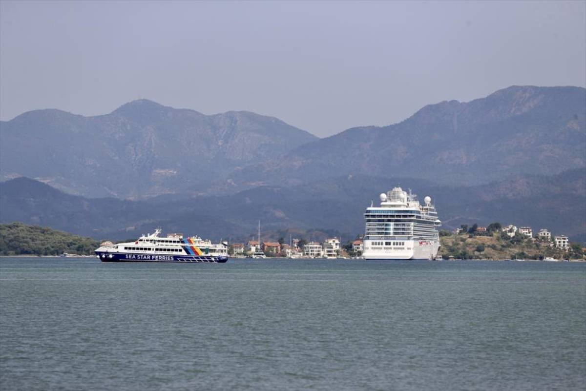 "Allura" isimli kruvaziyer Fethiye K&ouml;rfezi'ne demirledi