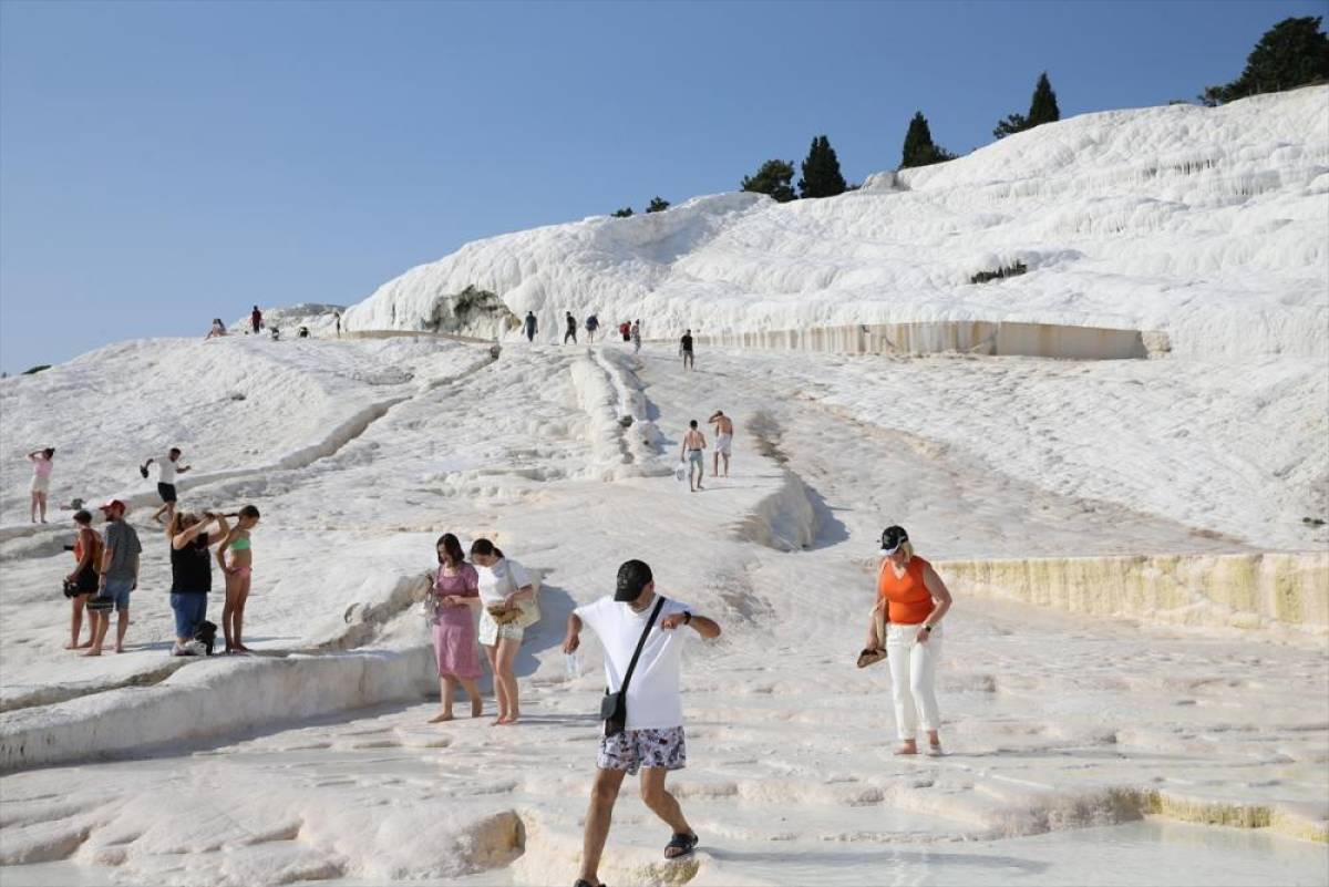 Pamukkale'yi bayram tatilinde 53 binden fazla turist ziyaret etti