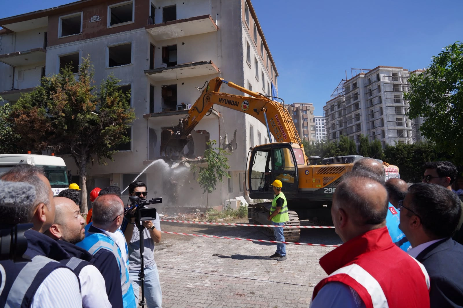 İstanbul Beylikd&uuml;z&uuml;&rsquo;nde riskli site yıkıldı! İBB'den 'd&ouml;n&uuml;ş&uuml;m' mesajı