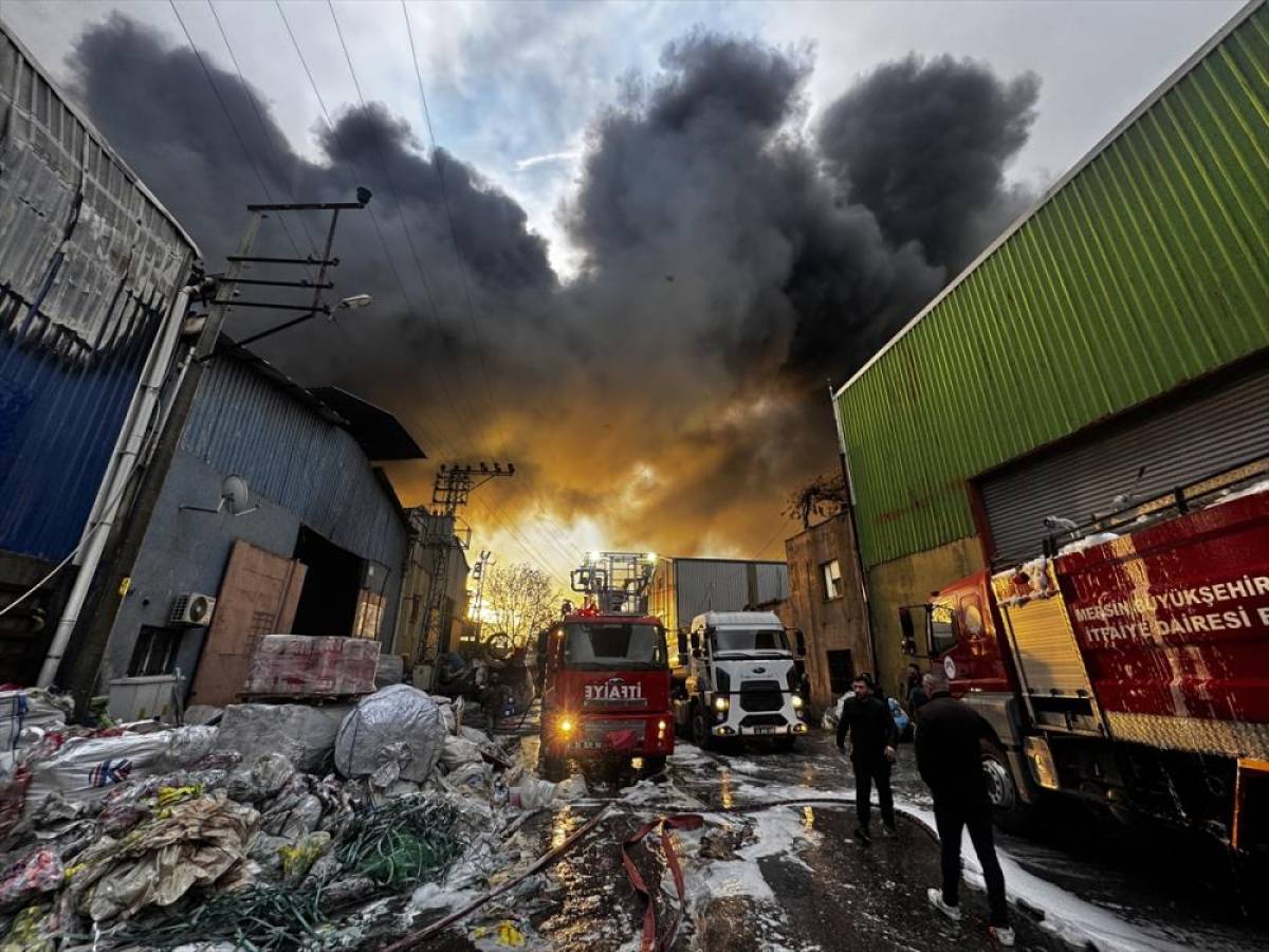 G&Uuml;NCELLEME - Mersin'de geri d&ouml;n&uuml;ş&uuml;m fabrikasının deposundaki yangın kontrol altında