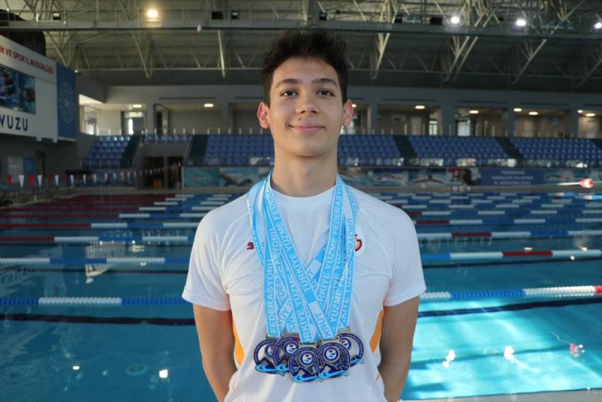 Tekirdağlı y&uuml;z&uuml;c&uuml; Eymen İbolar, madalyalara kula&ccedil; atıyor