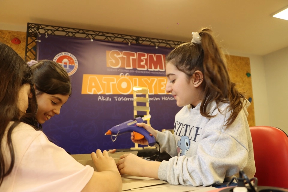 Maltepe&rsquo;de kız &ccedil;ocukları STEM at&ouml;lyesinde buluştu