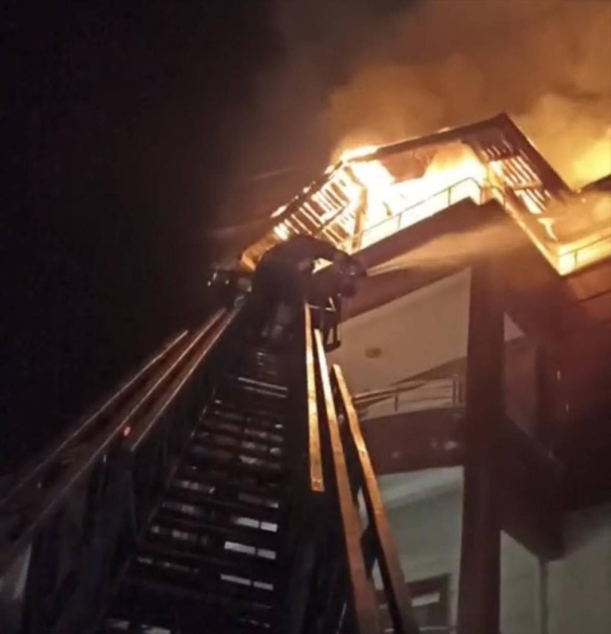 Yozgat'ta 5 katlı apartmanın &ccedil;atı katında &ccedil;ıkan yangın s&ouml;nd&uuml;r&uuml;ld&uuml;