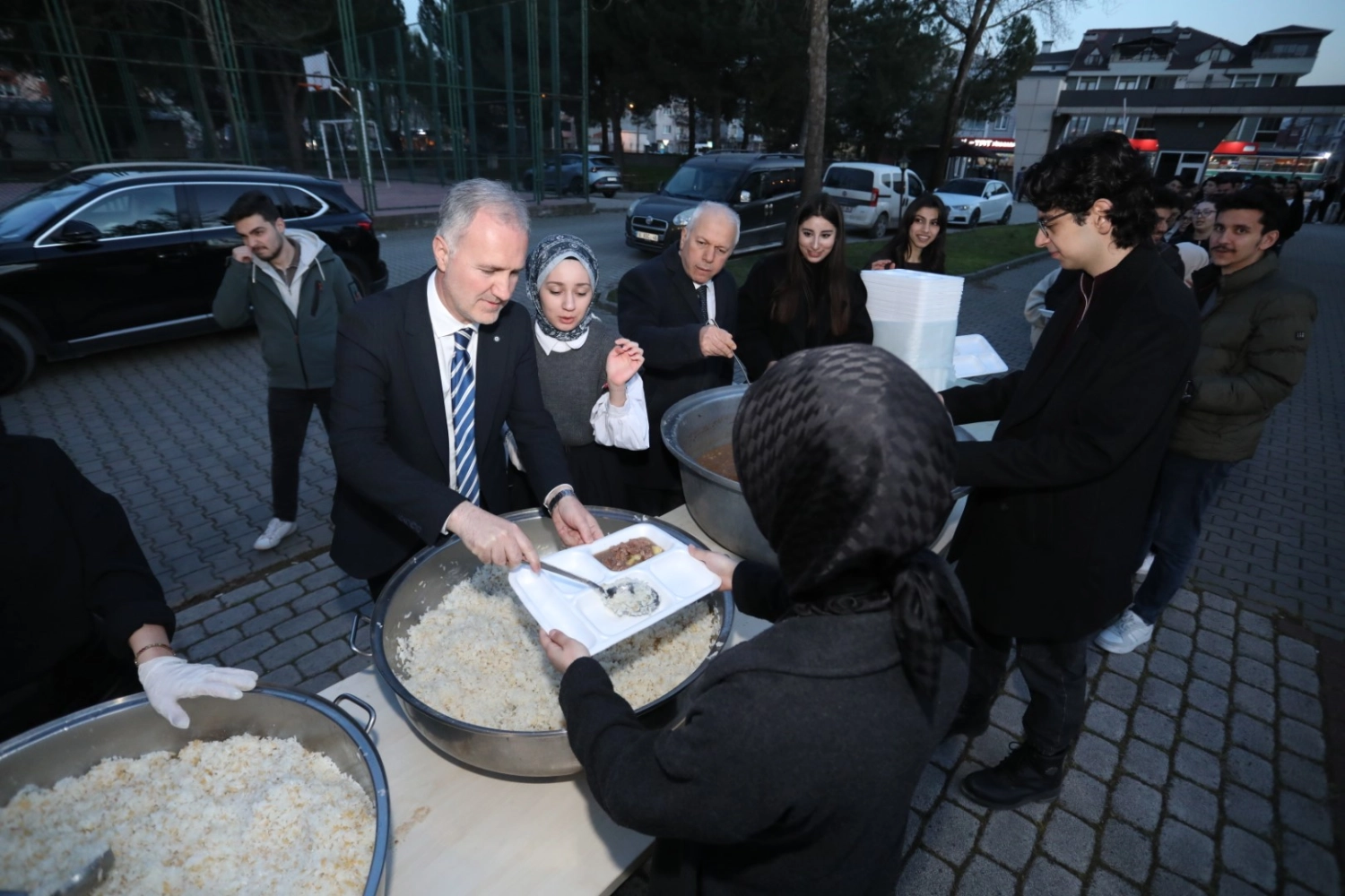 İneg&ouml;l Belediyesi'nden fak&uuml;lte bah&ccedil;esinde iftar bereketi