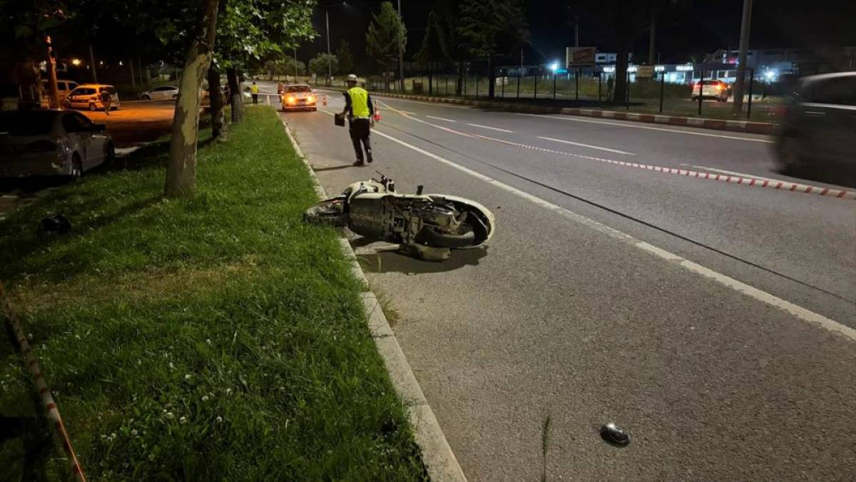 K&uuml;tahya'da devrilen motosikletin s&uuml;r&uuml;c&uuml;s&uuml; hayatını kaybetti