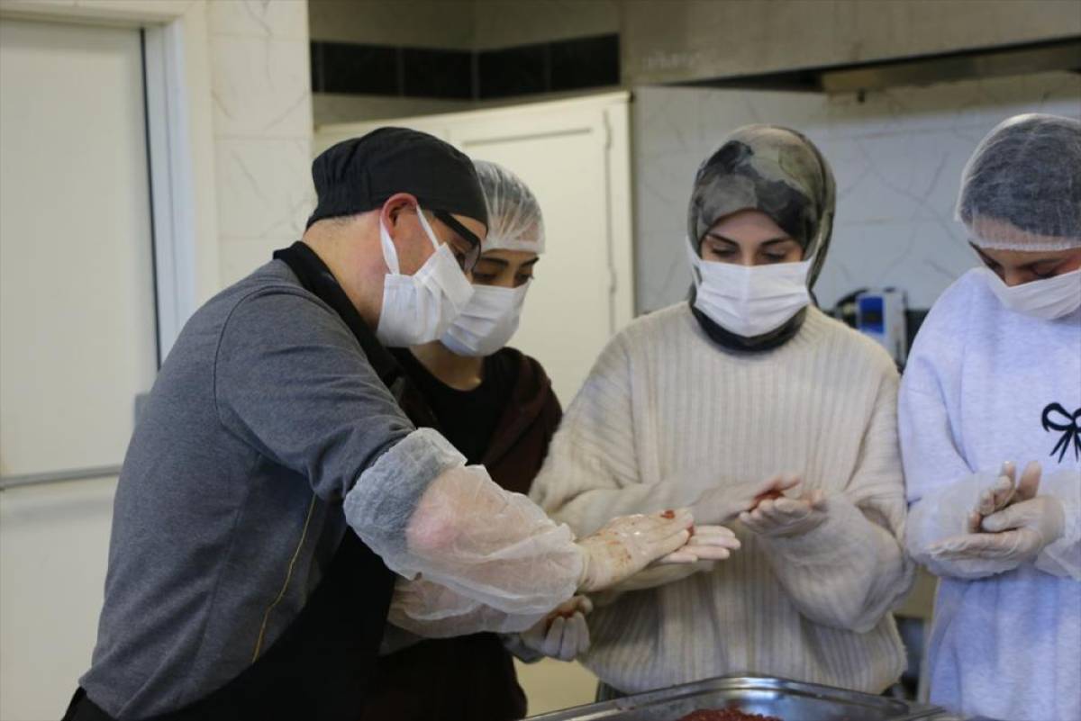Eskişehir'de üniversite öğrencileri geleneksel tariflerle yöresel yemekler yaptı