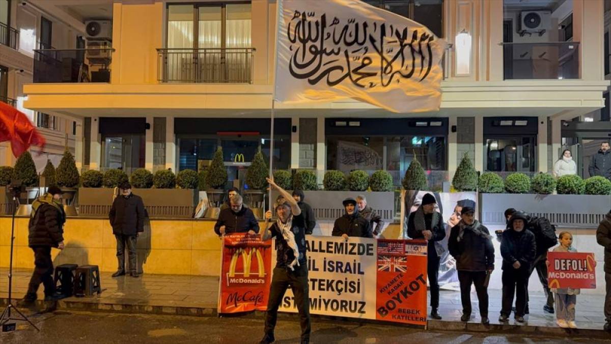 &Uuml;sk&uuml;dar'da mahalle sakinlerinin McDonald's protestosu s&uuml;r&uuml;yor