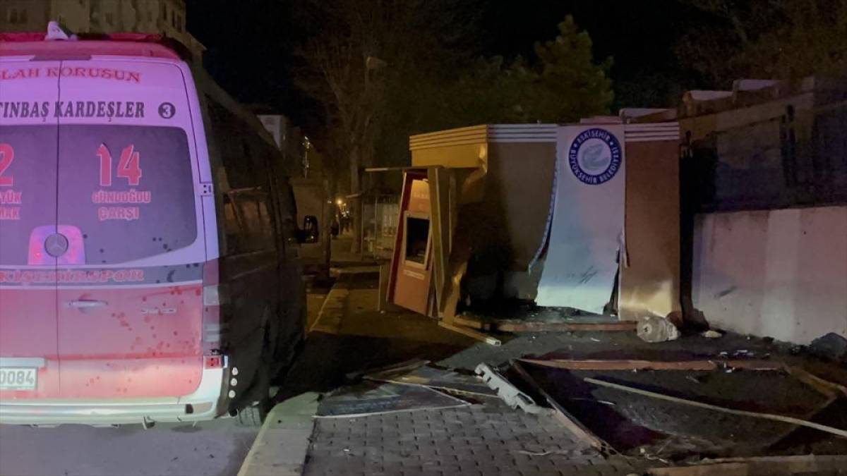 Eskişehir&rsquo;de ATM'ye &ccedil;arpan otomobildeki 2 kişi yaralandı