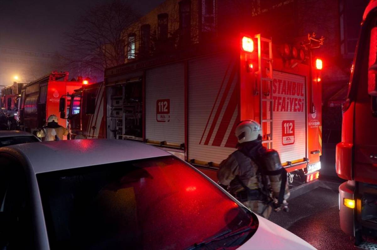 Kağıthane'de iş hanında &ccedil;ıkan yangında mahsur kalan 11 kişi kurtarıldı