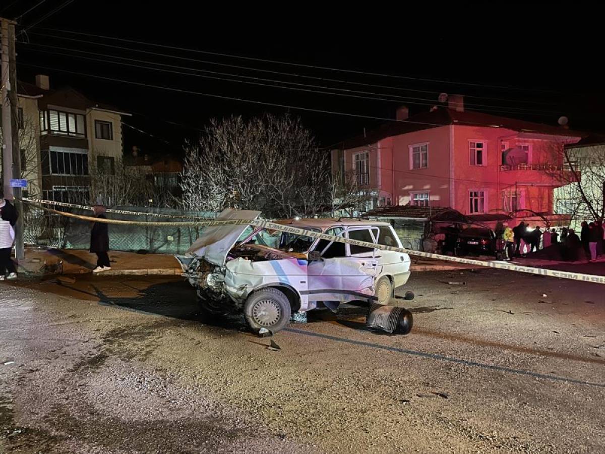 &Ccedil;orum'da iki otomobilin &ccedil;arpışması sonucu 2 kişi yaralandı
