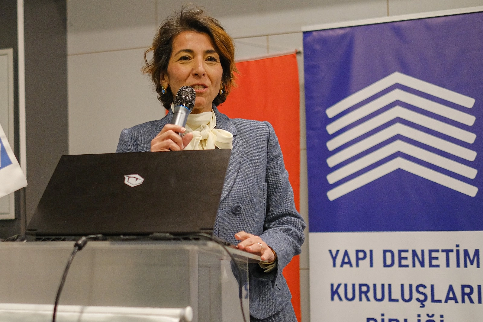 YDKBD Bursa Şubesi'nde Esra İnhanlı g&uuml;ven tazeledi