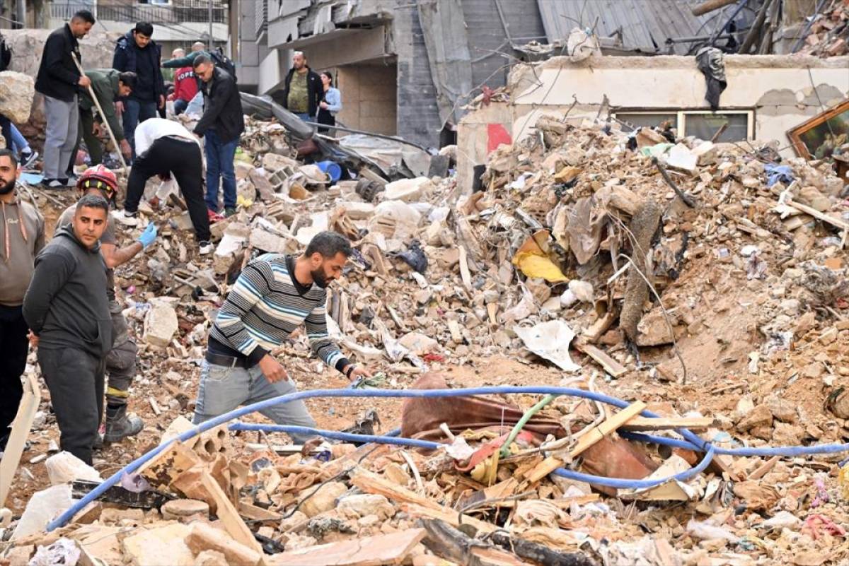 İsrail'in L&uuml;bnan'a saldırısında 3 yakını &ouml;len Abbud, g&uuml;nlerdir kardeşinin enkaz altından &ccedil;ıkarılmasını bekliyor