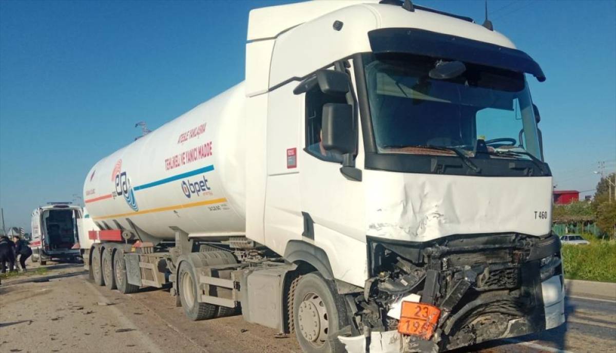 Osmaniye'de akaryakıt tankeriyle &ccedil;arpışan otomobilin s&uuml;r&uuml;c&uuml;s&uuml; &ouml;ld&uuml;