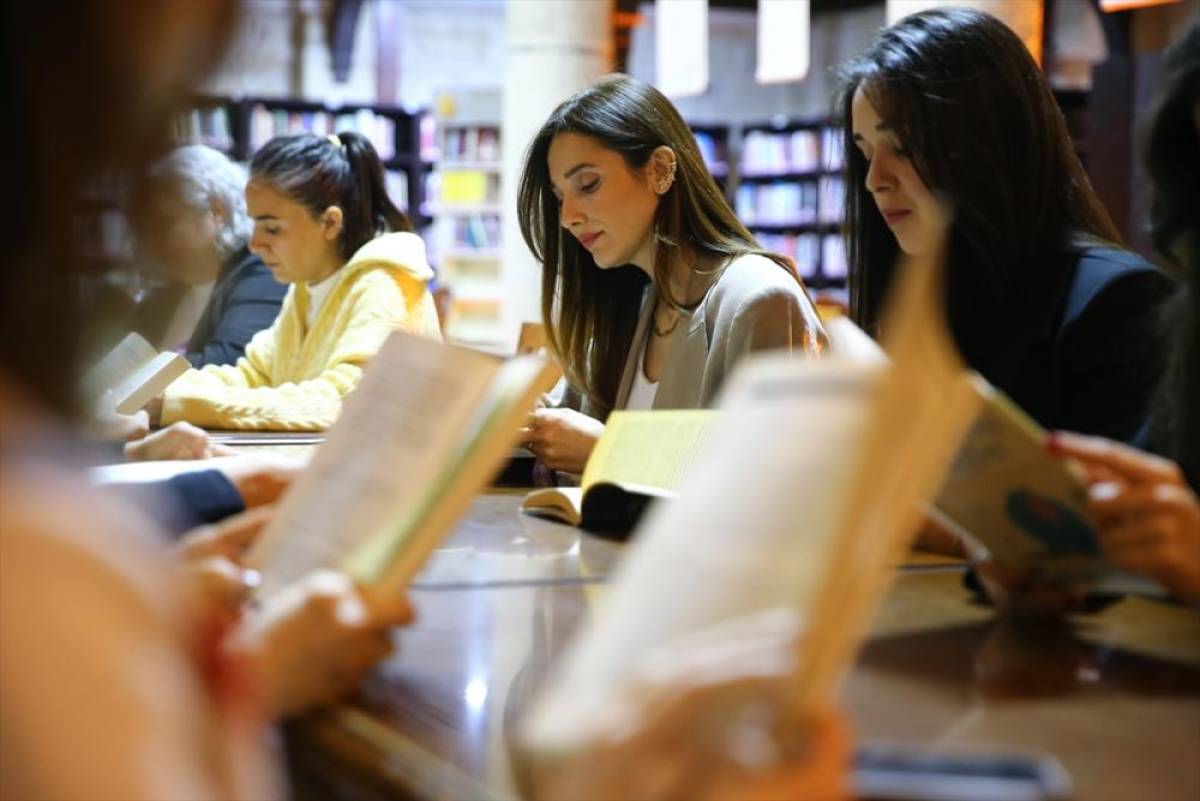 Kitap kul&uuml;b&uuml; kuran kadınlar tarihi kilisedeki k&uuml;t&uuml;phanede okuma g&uuml;nleri d&uuml;zenliyor