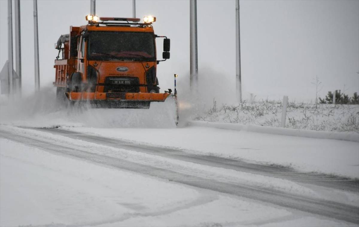 Kars ve Ardahan'da kar nedeniyle 38 k&ouml;y yolu ulaşıma kapandı