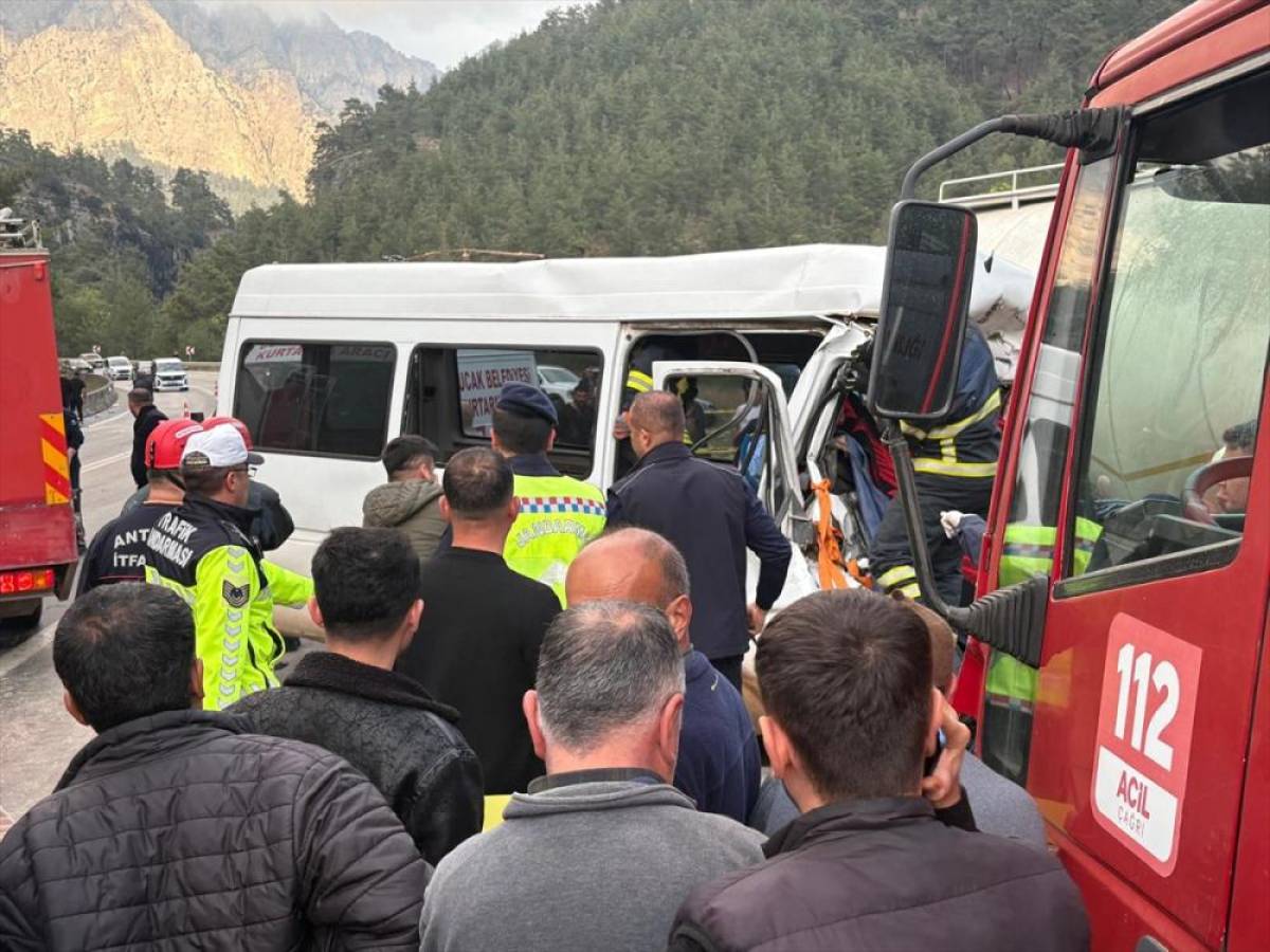 Burdur'da 7 kişinin &ouml;ld&uuml;ğ&uuml; kazaya karışan tırın s&uuml;r&uuml;c&uuml;s&uuml; tutuklandı