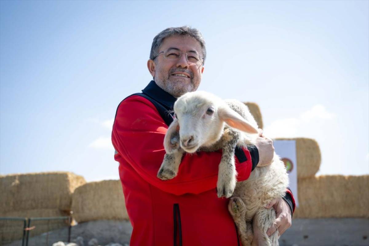 Bakan Yumaklı, TİGEM Polatlı Tarım İşletmesi M&uuml;d&uuml;rl&uuml;ğ&uuml;'n&uuml; ziyaret etti: