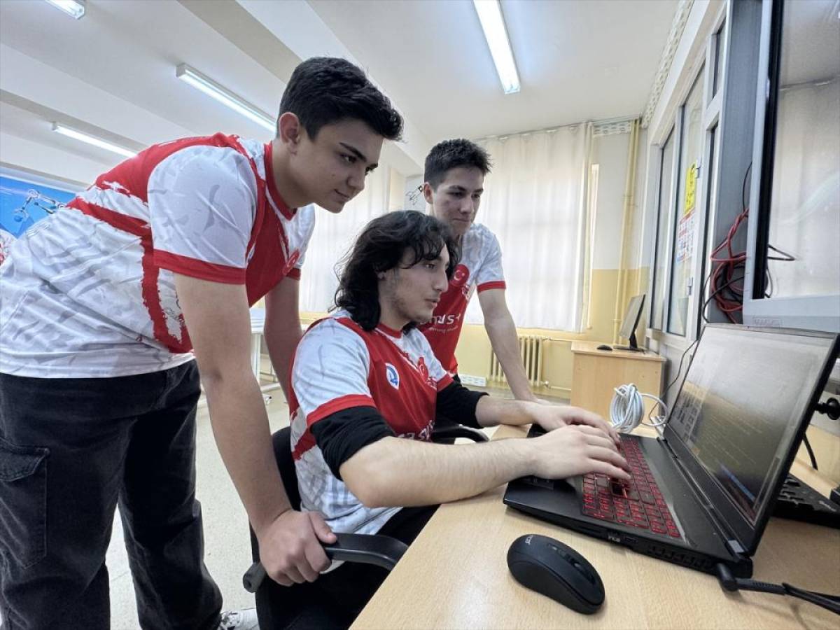 Uluslararası robot yarışmasında birinci olan liseliler yeni başarılar i&ccedil;in &ccedil;alışıyor