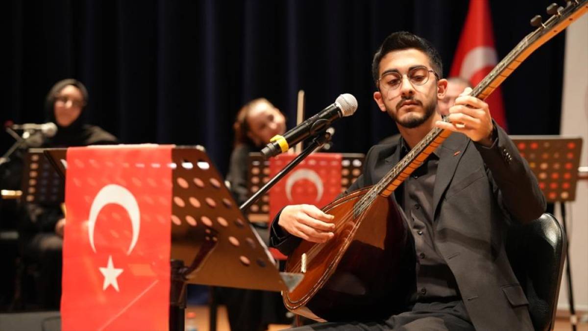Sakarya'da &ouml;ğrenci yurtlarından y&uuml;kselen sesler T&uuml;rk halk m&uuml;ziğini geleceğe taşıyacak