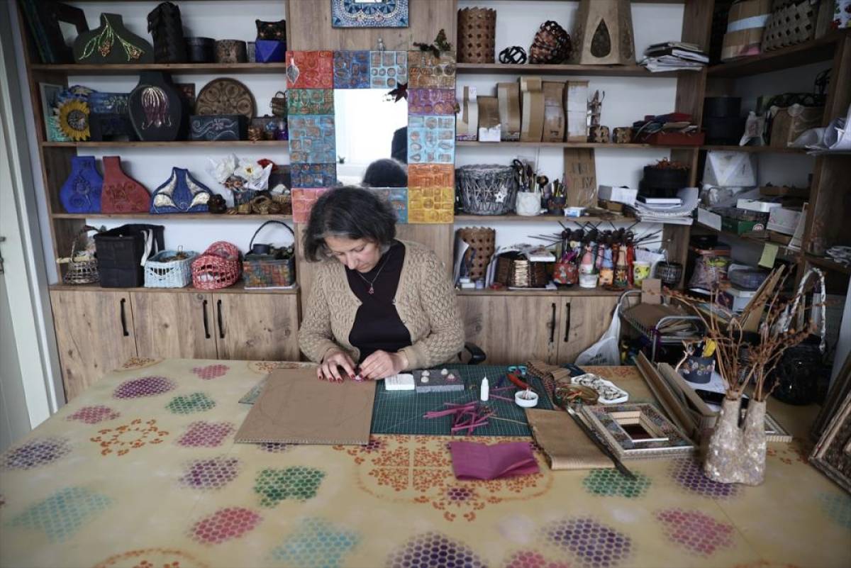 &Ccedil;&ouml;pe gidecek karton ve camları "ileri d&ouml;n&uuml;ş&uuml;mle" tasarlayarak yeni eşyalar yapıyor