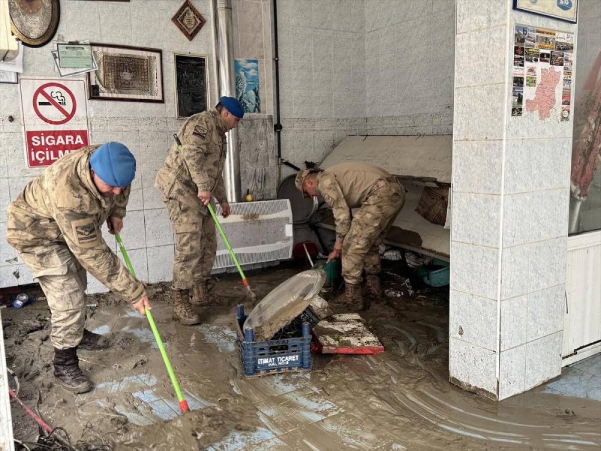 Jandarma selden etkilenen Havza'da yaraları sarmak i&ccedil;in g&ouml;rev yapıyor