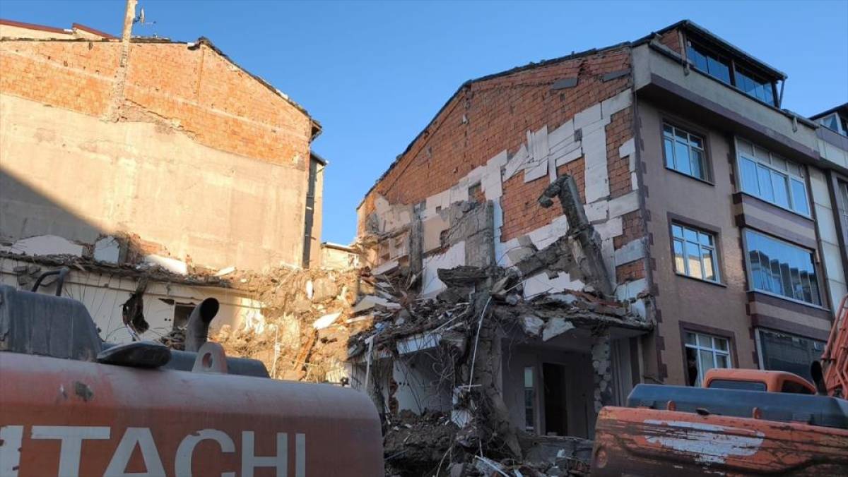 Sultangazi'de bina yıkımı sırasında bitişikteki iki apartman hasar g&ouml;rd&uuml;