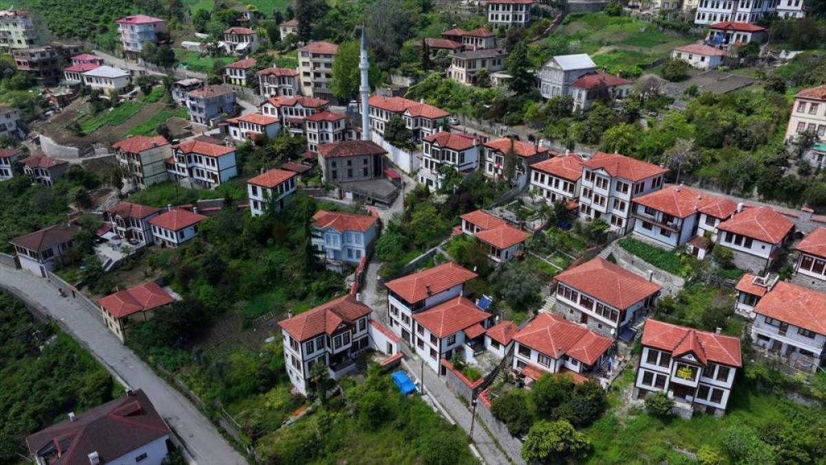 Trabzon'daki tarihi Orta Mahalle ziyaret&ccedil;ilerini bekliyor