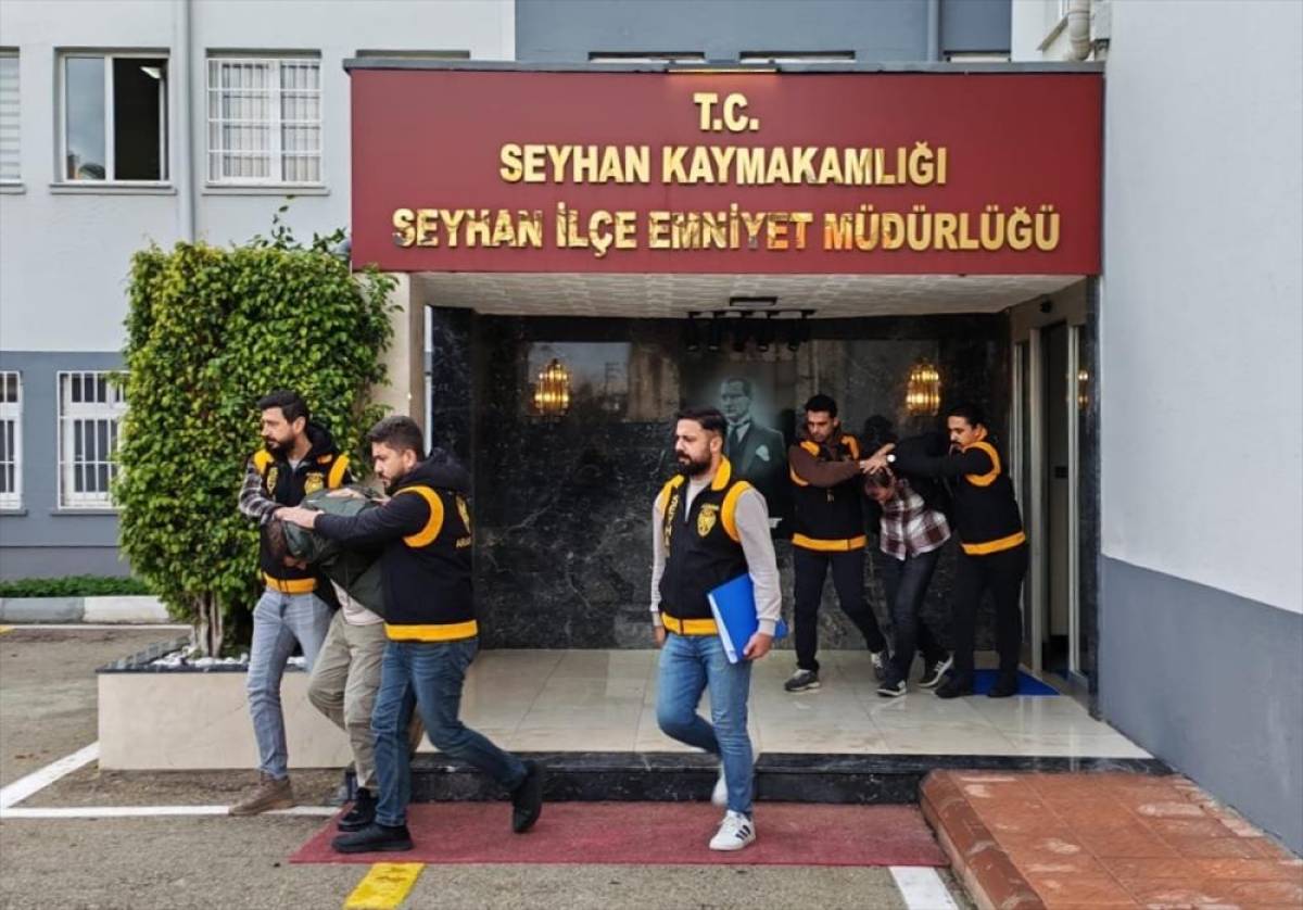 Adana'da 2 ruhsatsız silah ve el bombası ele ge&ccedil;irilen evdeki 4 zanlı tutuklandı