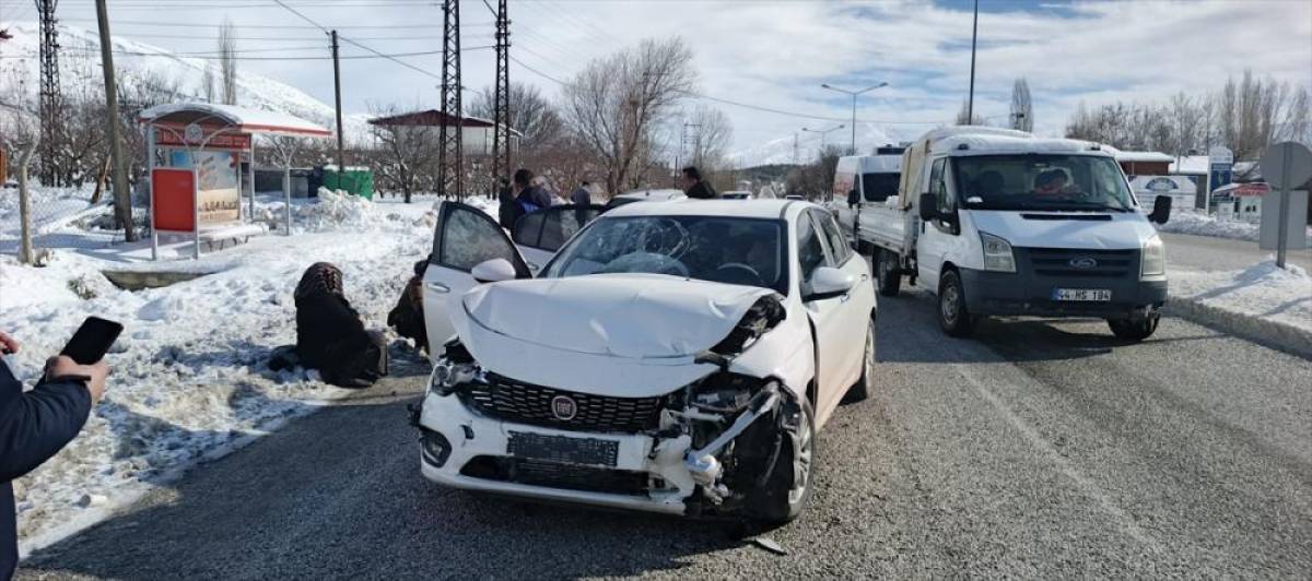 Doğanşehir'de iki otomobilin &ccedil;arpışması sonucu 3 kişi yaralandı