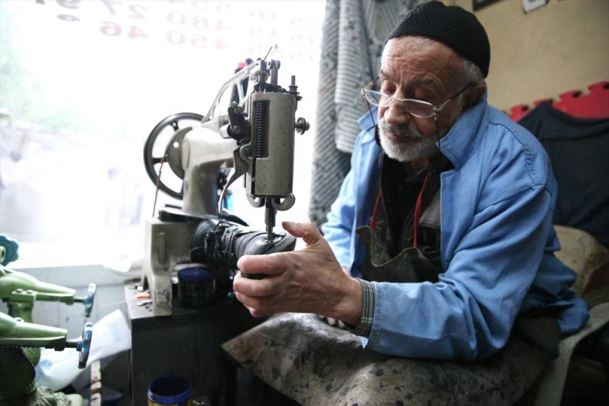 Kocaeli'de ayakkabı ustası mesleğini 45 yıldır s&uuml;rd&uuml;r&uuml;yor