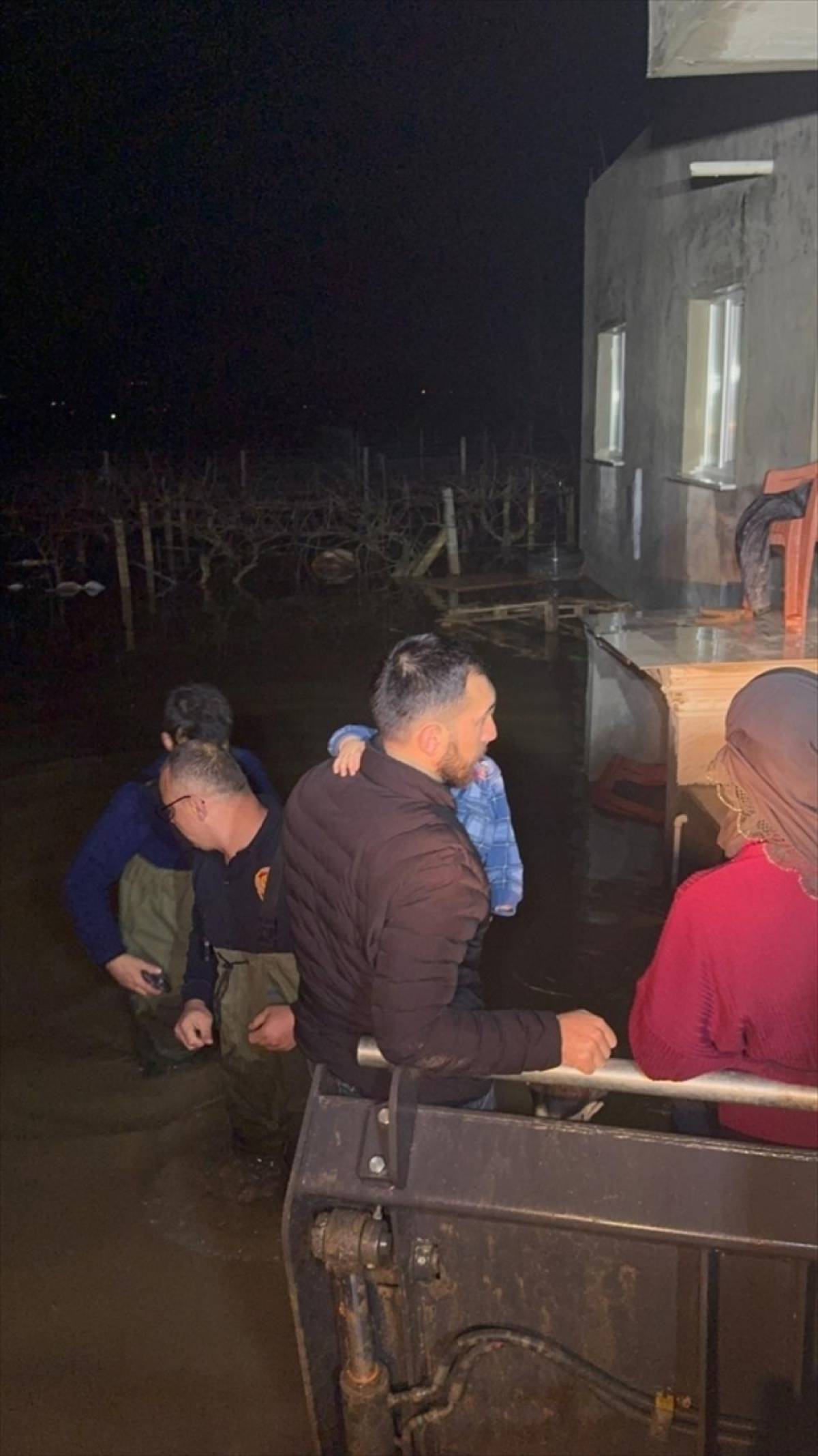 Manisa'da selde mahsur kalan 11 kişilik aile tahliye edildi