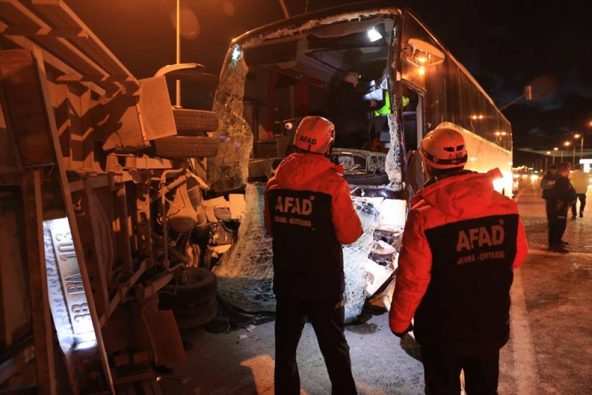 Kayseri'de yolcu otob&uuml;s&uuml; ile kamyonetin &ccedil;arpıştığı kazada 5 kişi yaralandı