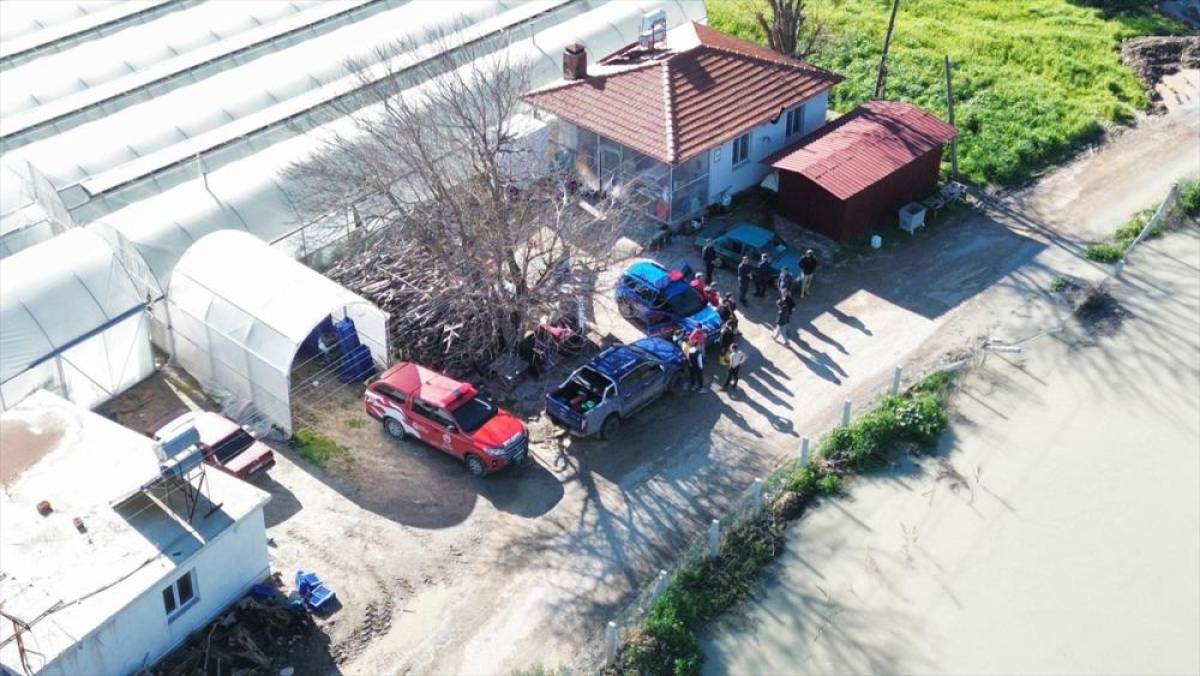 G&Uuml;NCELLEME - Muğla ile Antalya'da su basan seralar havadan g&ouml;r&uuml;nt&uuml;lendi