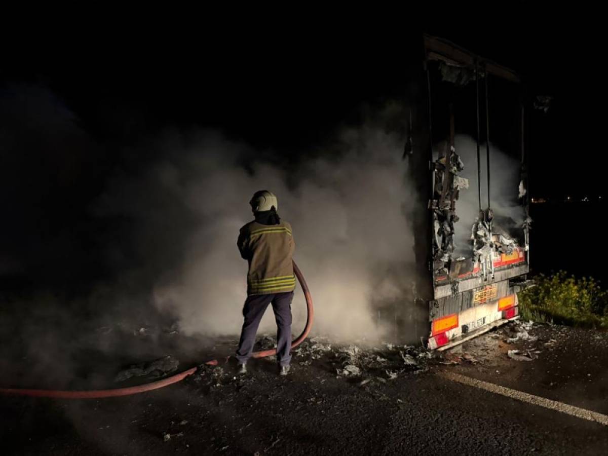 Mardin'de seyir halindeki tırın dorsesinde &ccedil;ıkan yangın s&ouml;nd&uuml;r&uuml;ld&uuml;
