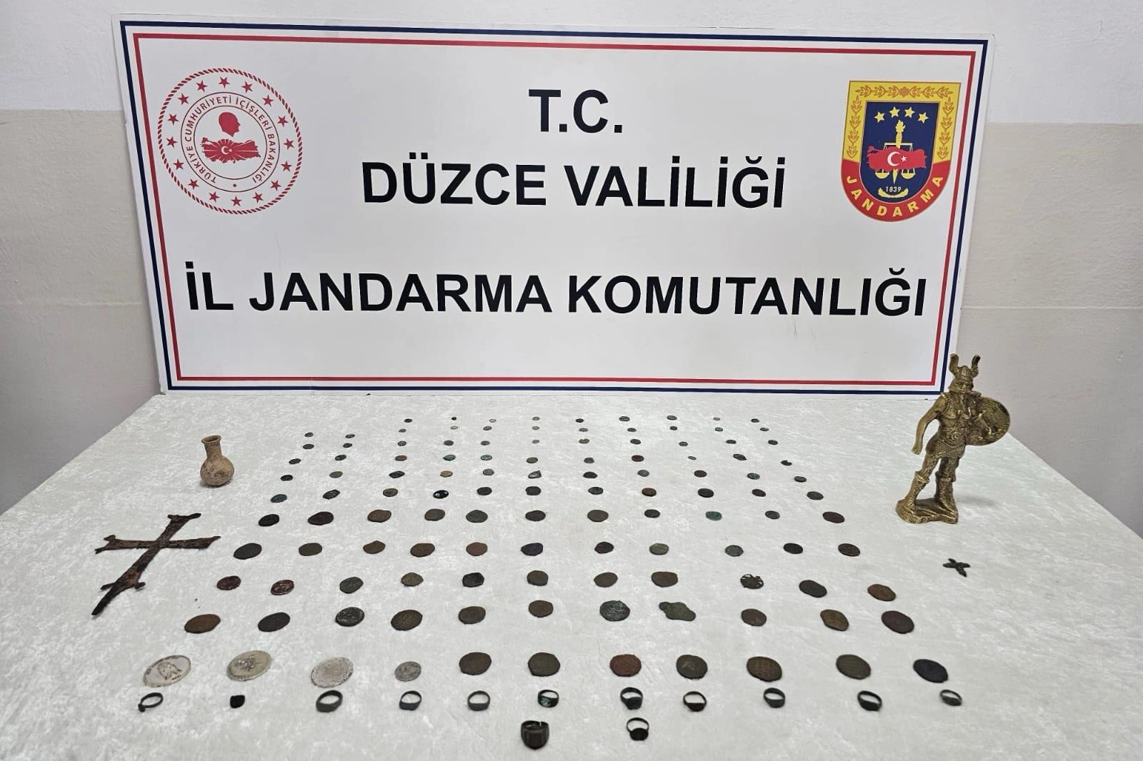 D&uuml;zce'de tarihi eser ka&ccedil;ak&ccedil;ılığına 2 g&ouml;zaltı... 136 par&ccedil;a eser ele ge&ccedil;irildi